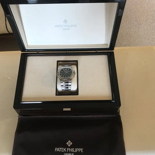 Patek Philippe Nautilus 5711/1A For Sale - Image 2